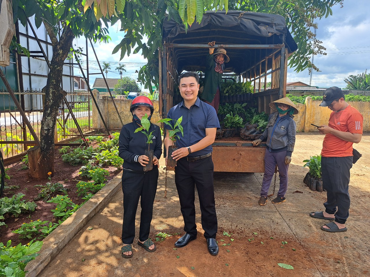 Chương trình Sản xuất kết hợp với Bảo tồn nguồn Tài nguyên và An sinh xã hội huyện Krông Năng” triển khai hỗ trợ giống cây cà phê tái canh